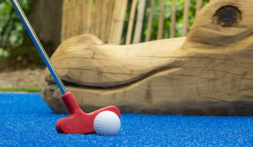 Insolite : le zoo de Thoiry propose des parties de mini-golf au beau milieu des animaux !
