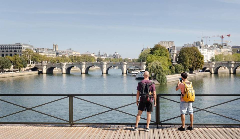 Três anos após a sua renovação, a Ponte das Artes está a cair em ruínas… estão previstas obras de emergência em maio para salvar este ícone parisiense