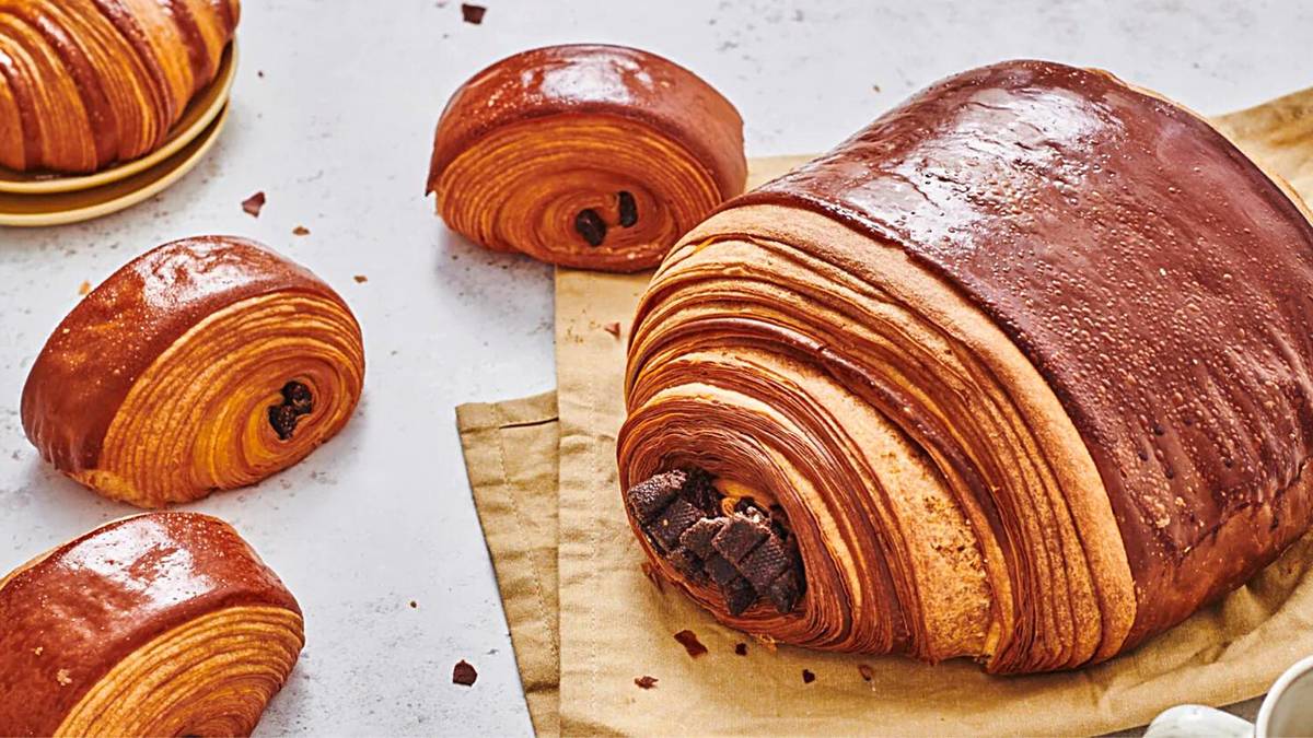Paris le Chef Philippe Conticini crée un pain au chocolat GÉANT