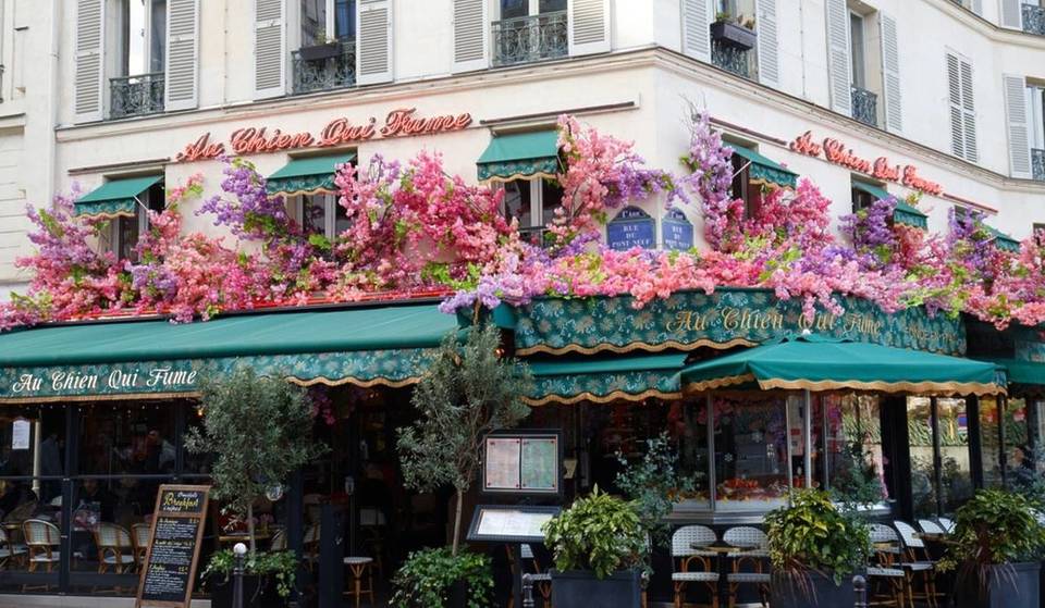 Paris : bientôt la fin des fleurs artificielles sur les façades de bars et restaurants ?