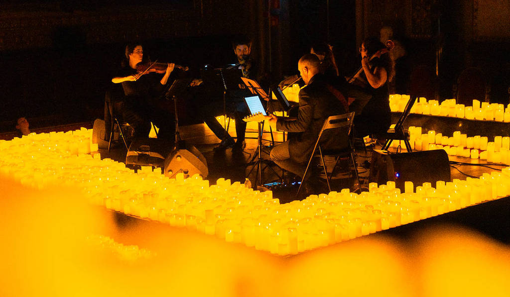 Foto eines Streichquartetts, umgeben von Kerzen für Candlelight