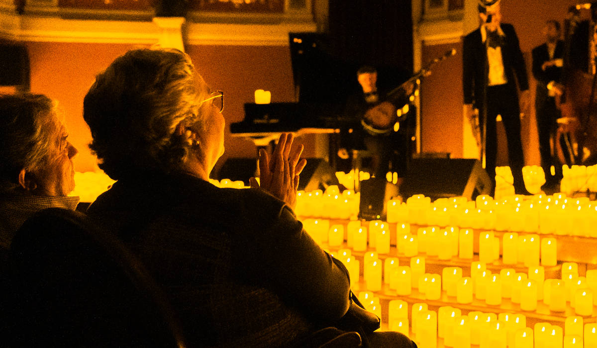 Photo d'une femme du public face à un concert Candlelight