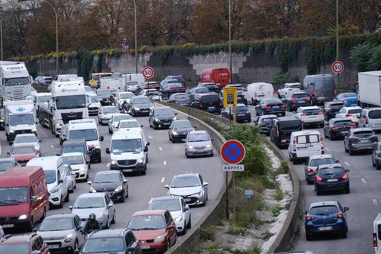Pas de baisse de pollution dans le ciel parisien depuis l’abaissement ...