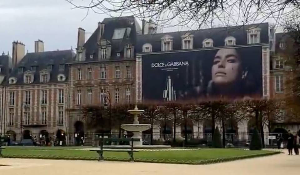 Op de Place des Vosges is onlangs een reusachtig reclamebord geplaatst dat de buurtbewoners verdeelt.