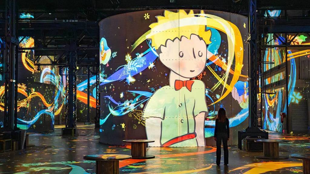 Le Petit Prince: in het 11e arrondissement biedt de meeslepende tentoonstelling van het Atelier des Lumières bezoekers een virtuele en poëtische ontsnapping – een belevenis voor het hele gezin