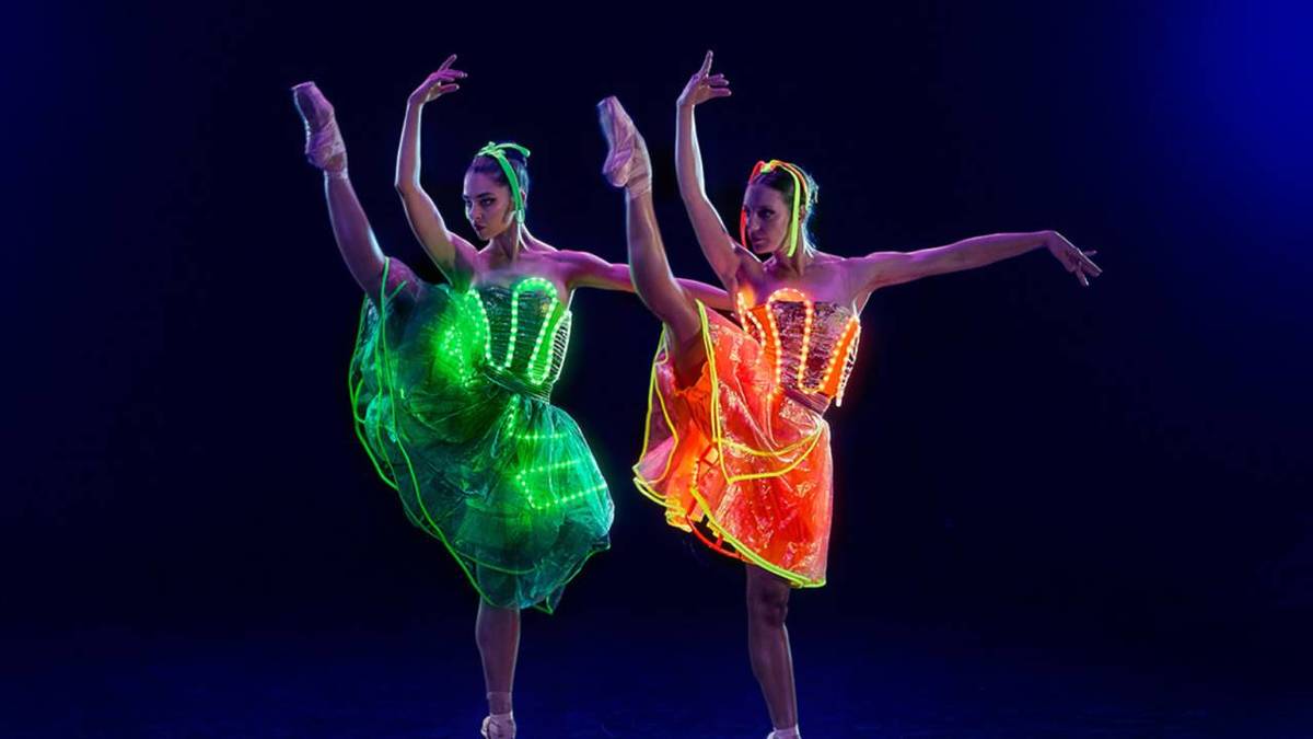 Photo de 2 danseurs avec des costumes lumineux