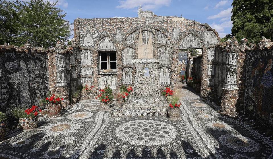 15 toneladas de azulejos, 33 años de trabajo: a una hora de París, esta casa insólita está cubierta de mosaicos desde el suelo hasta el techo gracias a la obra de un solo hombre