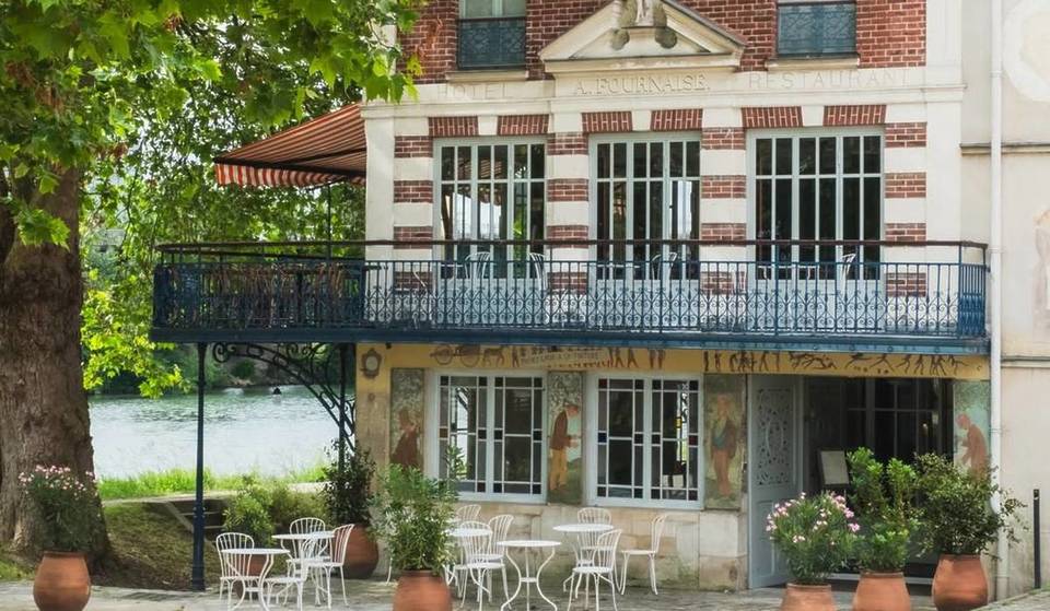 «Almorzamos en un auténtico cuadro de Renoir»: A 30 minutos de París, esta mítica guinguette escondida en una isla es una de las más antiguas de la región, y su terraza es la más bucólica en primavera