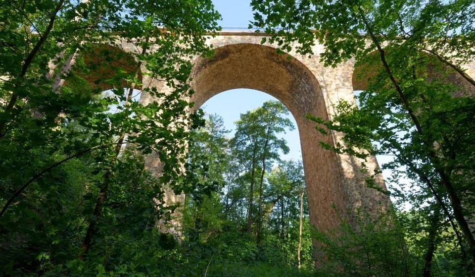 Cette belle randonnée aux portes de la capitale serpente autour d&rsquo;un majestueux viaduc