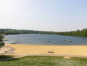 Just 30 minutes from Paris, this azure-blue lake, nestled within 350 hectares of nature, will reopen its sandy beach in a few days
