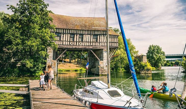 Moins connue que Giverny, cette ville à 1 h de Paris cache un moulin suspendu unique en France depuis plus de 500 ans, et il aurait inspiré Claude Monet