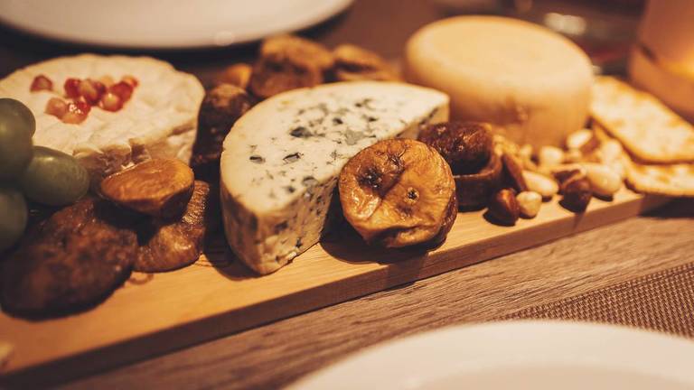 A famous culinary magazine has chosen the 10 best cheeses in the world ...
