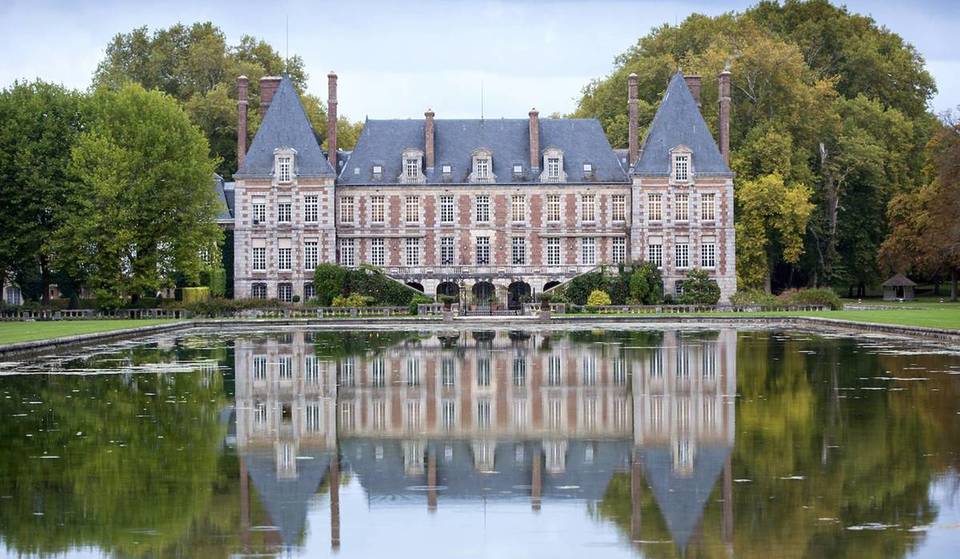 1 Stunde von Paris entfernt wird Sie dieses märchenhafte, vollständig von Wasser umgebene Schloss in Staunen versetzen &#8211; sein 75 Hektar großer Garten ist einer der schönsten Frankreichs!
