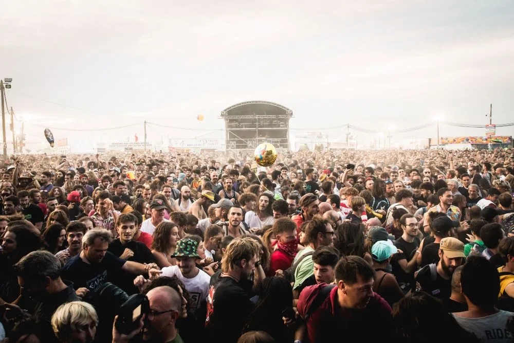 foule lors de la fête de l'humanité, le festival à paris