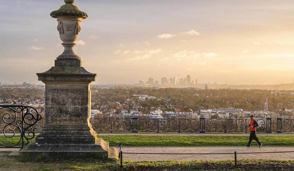 À 40 minutes de Paris, cette terrasse gratuite au pied d&rsquo;un château offre l&rsquo;une des plus belles vues sur la capitale, et pourtant peu de Franciliens la connaissent
