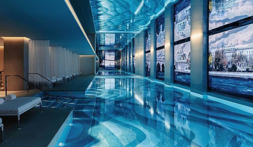 Inspirado en Christian Dior, este spa envolvente de París es el más bello del mundo, y alberga la piscina de hotel más larga de la capital.