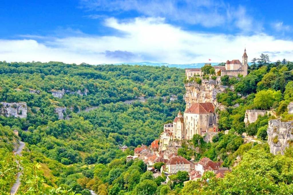 Ce joyau digne du Seigneur des Anneaux a été élu le plus beau village de France – et il enflamme internet !