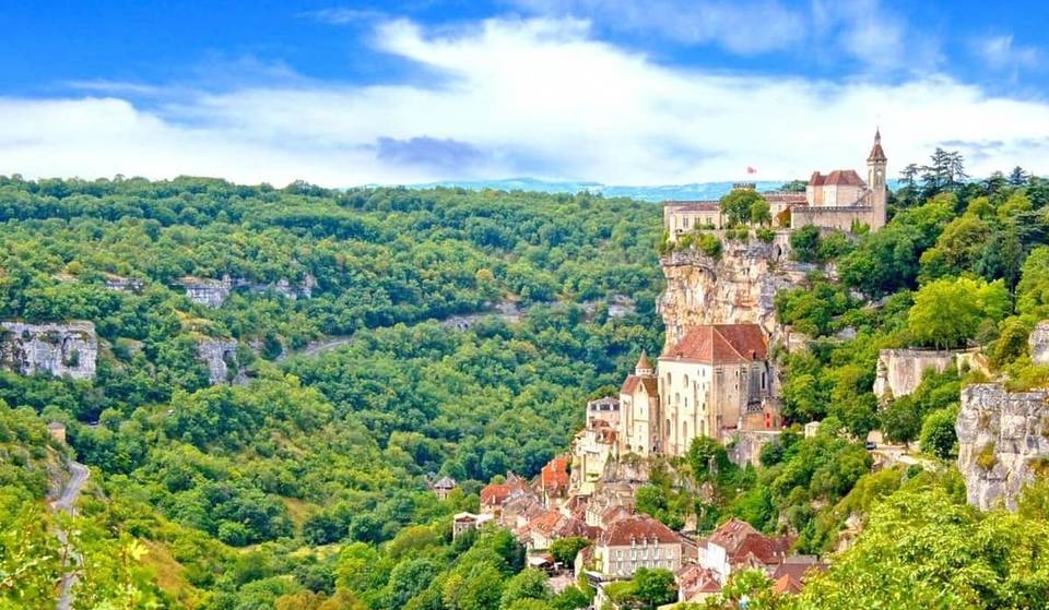 Ce joyau digne du Seigneur des Anneaux a été élu le plus beau village de France – et il enflamme internet !