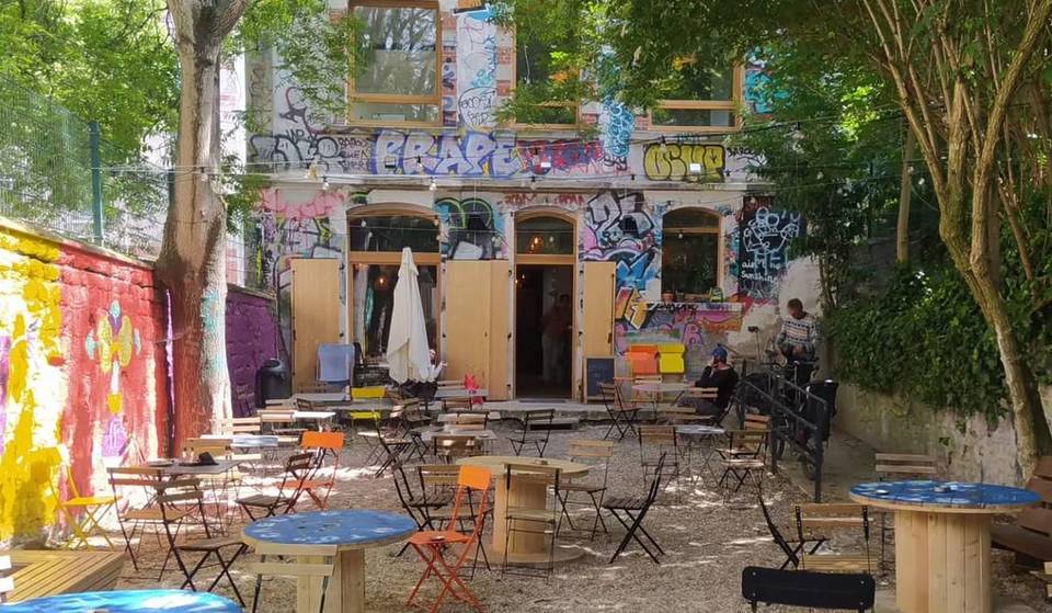 Na Petite Ceinture, esta casinha com etiquetas, antiga sede da SNCF, alberga um café-restaurante encantador &#8211; graças, em grande parte, a um espaço muito especial&#8230;