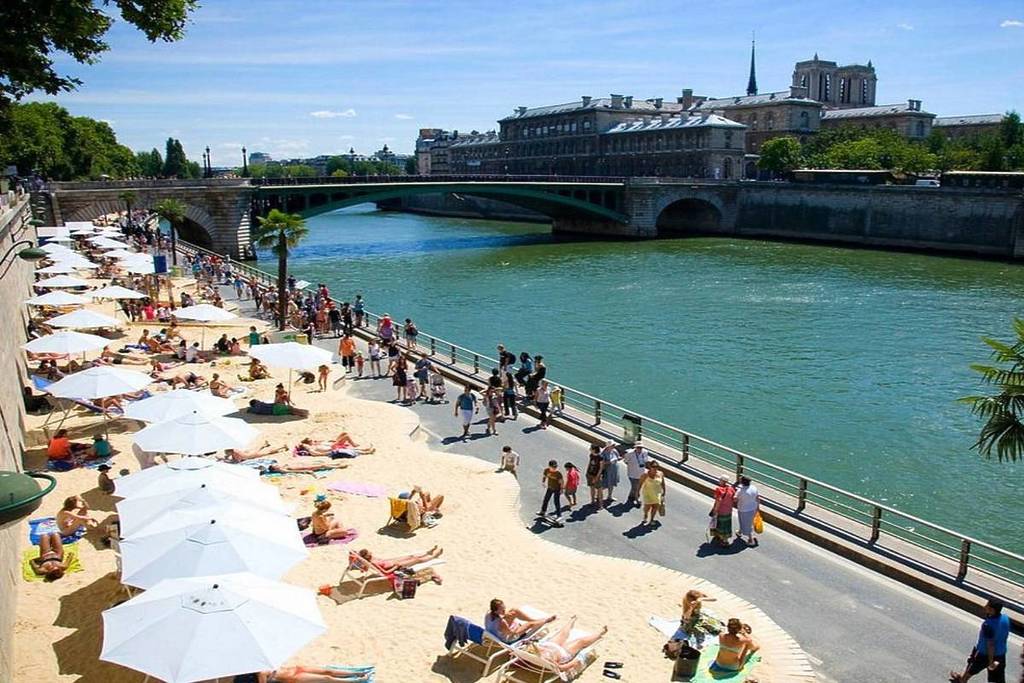 Cet été seulement, Paris-Plage se transforme en une plage brésilienne – et vous pourrez même vous baigner dans la Seine !
