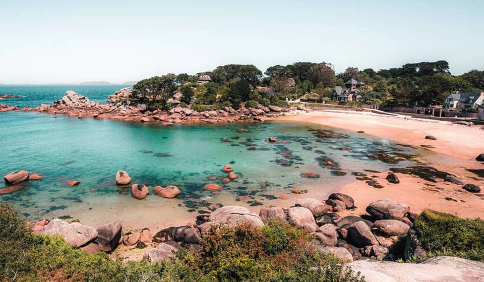 À 3h de Paris, cette plage au sable rose semble tout droit sortie d’un rêve &#8211;  et elle est unique en France !