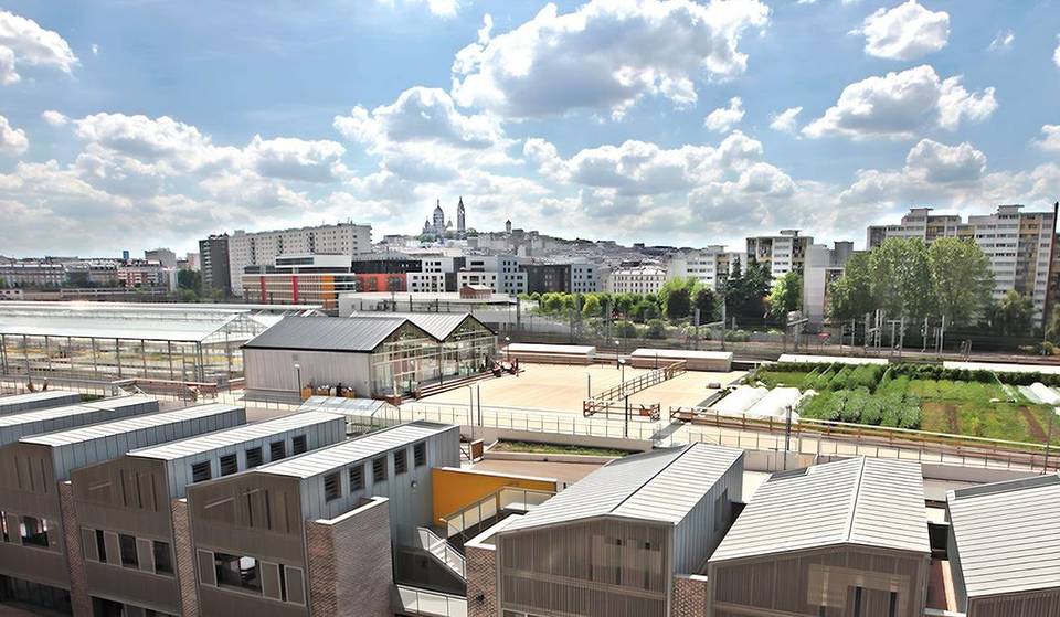 Cette ferme urbaine et perchée, l&rsquo;une des plus vastes d&rsquo;Europe, vient d&rsquo;inaugurer son rooftop avec vue sur un monument parisien – et il ne sera ouvert que pour peu de temps