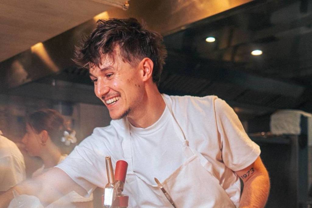 Topchef Quentin Mauro opent zijn tijdelijke restaurant op een binnenvaartschip &#8211; hier lees je hoe je een plekje kunt bemachtigen voordat het uitverkocht is!
