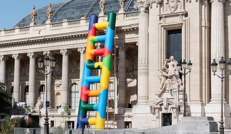 Una scala gigante multicolore al Grand Palais per l&#8217;estate