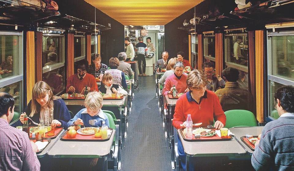 Mahlzeitentablett, Butterschinken oder Caesar-Salat &#8230; Dieser Pariser Ort organisiert eine Ausstellung, die man nicht erwartet hätte, über das Essen im Zug!