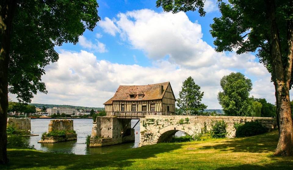 Ce village normand à 1h de Paris cache un moulin suspendu digne d’un décor de cinéma – et vous pouvez même y pique-niquer au bord de l’eau !