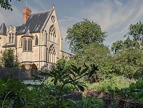 À deux pas de la Sorbonne, ce musée emblématique du Quartier Latin rouvre son jardin de 4 000 m² au public –  avec un décor médiéval au cœur de la verdure