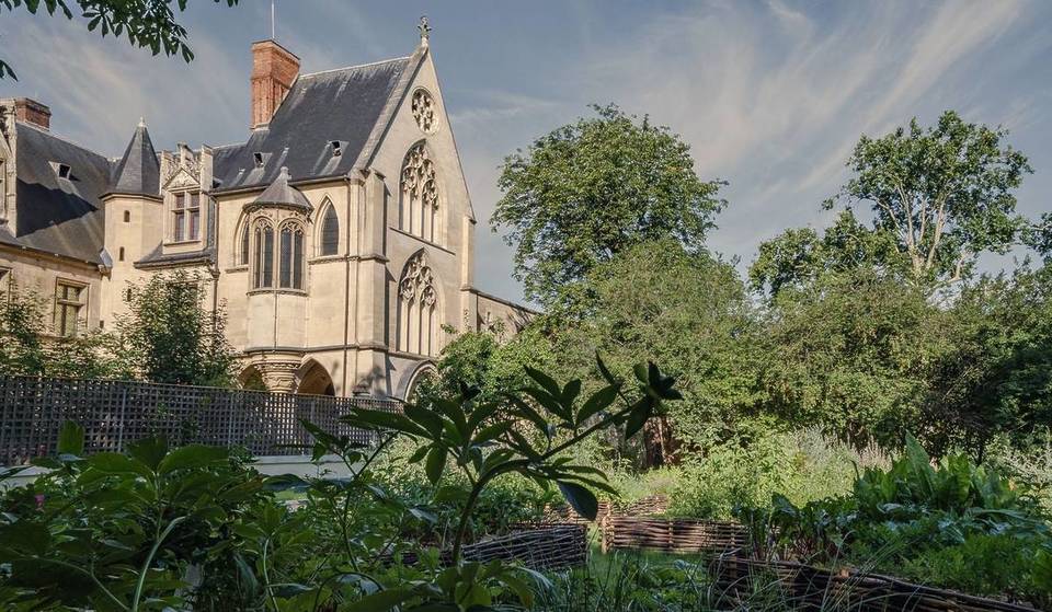 À deux pas de la Sorbonne, ce musée emblématique du Quartier Latin rouvre son jardin de 4 000 m² au public –  avec un décor médiéval au cœur de la verdure