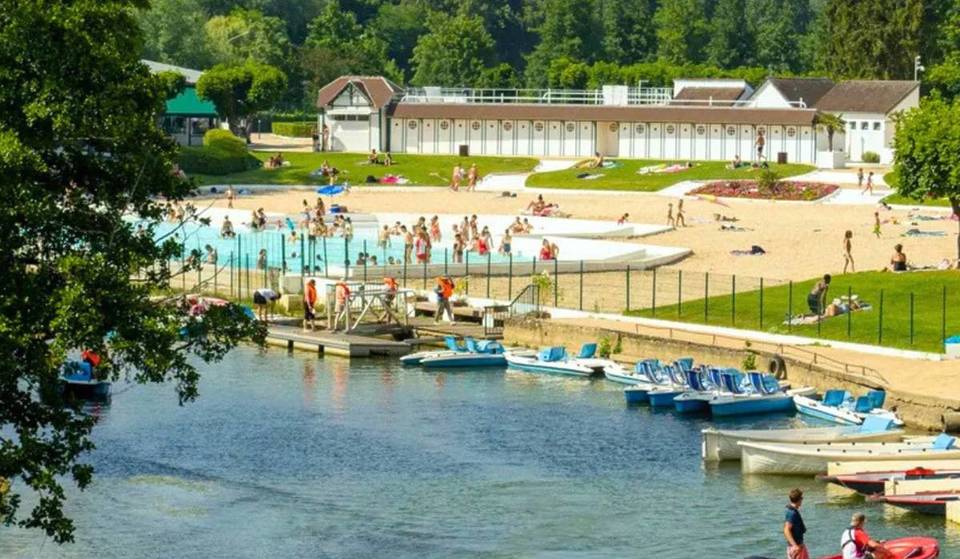Eine Stunde von Paris entfernt liegt diese geheime Insel, auf der sich der größte Flussstrand Frankreichs befindet &#8211; eine unbekannte Oase mit 30 km Sandstrand.