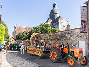 Cet été, ce superbe village médiéval organise une grande Fête de la Moisson &#8211; avec parades, danses et musique
