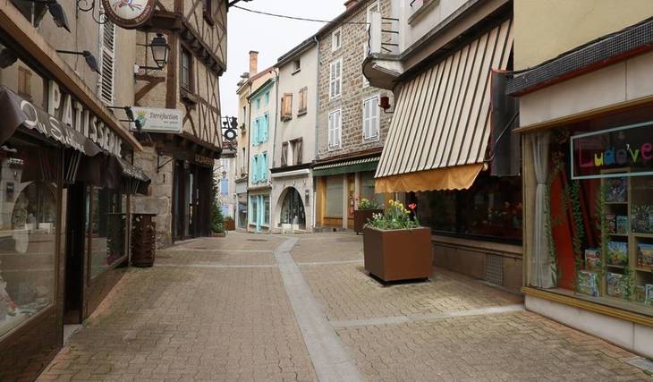 Dans ce charmant village du Puy-de-Dôme célèbre pour son fromage, des maisons sont en vente à 1€