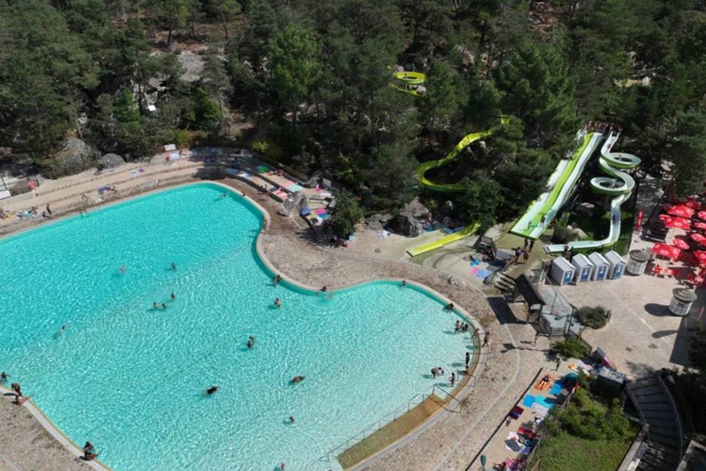 piscina na floresta