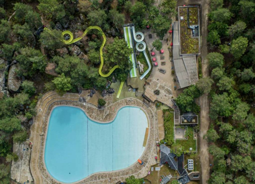 piscina na floresta