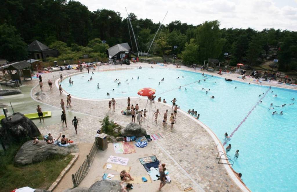 piscina na floresta