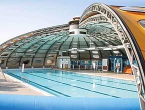 À 30 minutes de Paris, cette piscine d&rsquo;Île-de-France digne d’un film de science-fiction vous attend tout l’été… pour seulement 1€ !