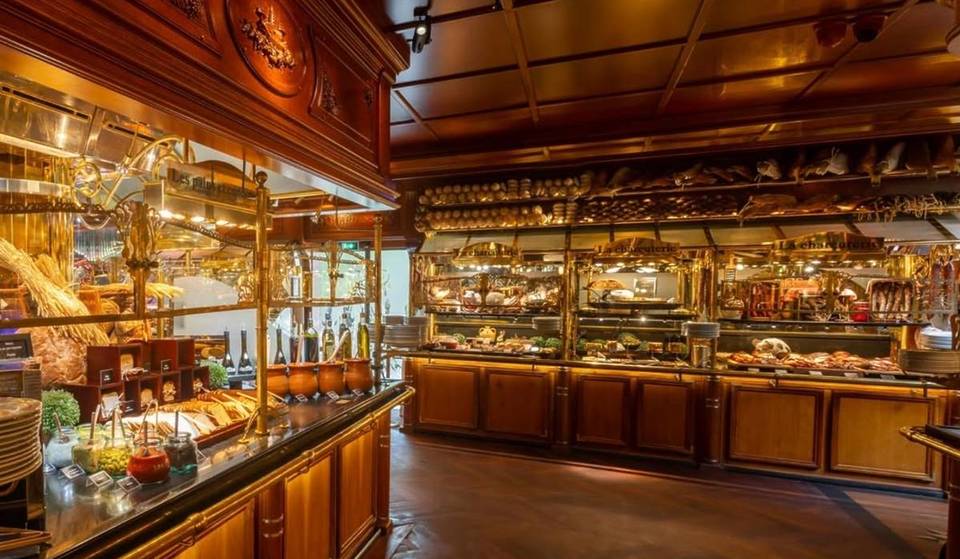 s Werelds grootste all-you-can-eat buffet ligt op slechts een treinrit van Parijs – en het heeft meer dan 300 gerechten en 111 kazen