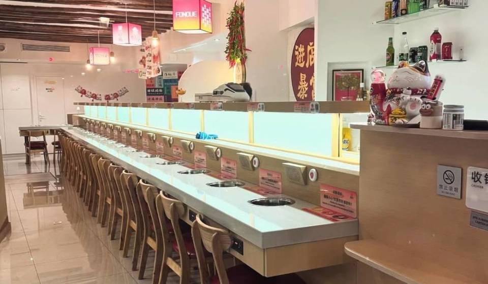 Questo buffet cinese all-you-can-eat serve i vostri piatti su un treno in miniatura &#8211; ed è specializzato in fonduta!