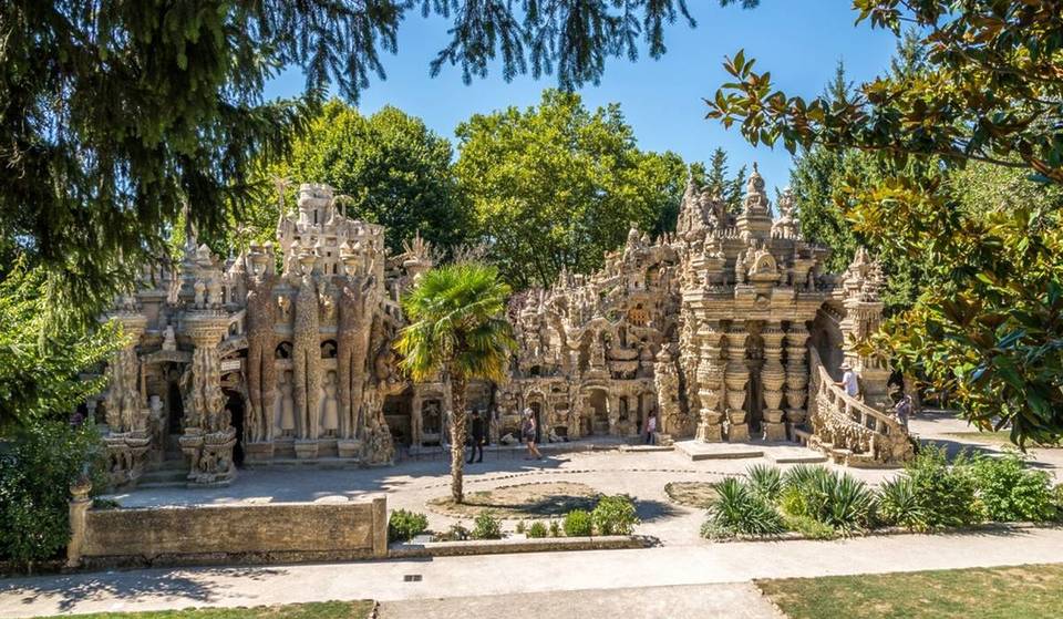 Questo palazzo è uno dei luoghi più folli da visitare in Francia ed è opera di un solo uomo!