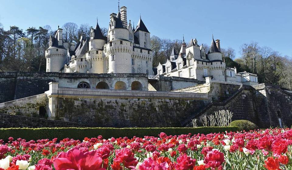 Menos conocido que el de Chambord, este castillo de cuento de hadas situado a sólo 3 horas de París se dice que inspiró Disneyland París&#8230; ¡y su belleza le dejará boquiabierto!