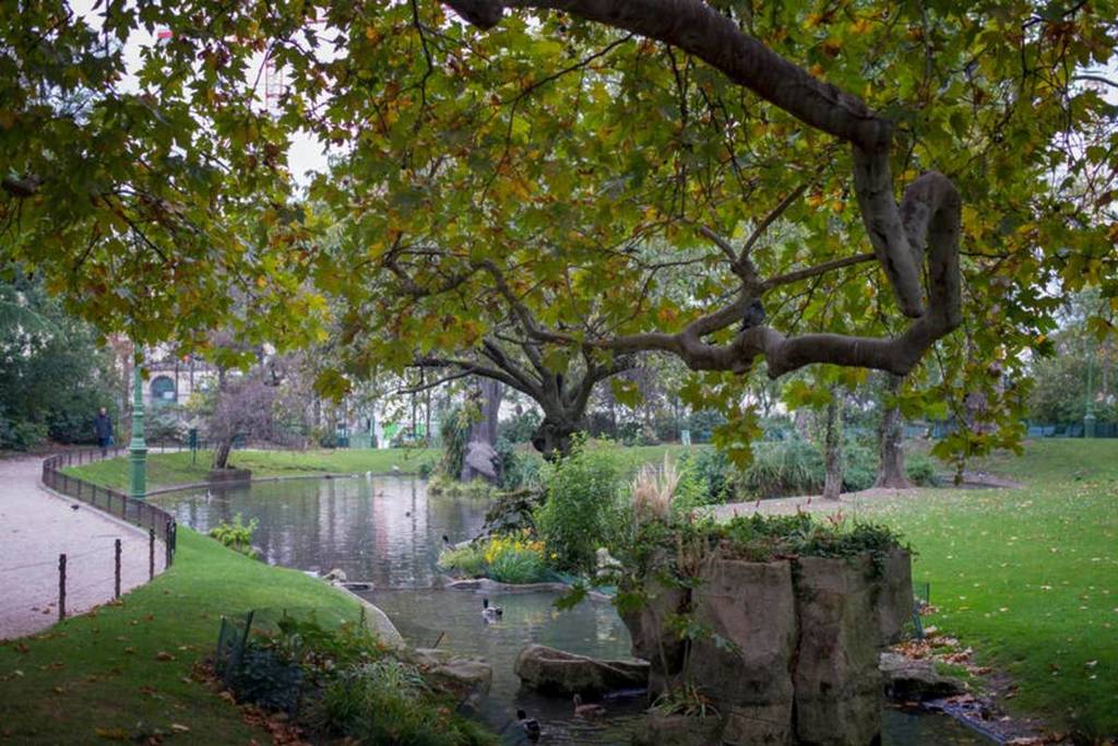 Minder bekend dan Parc Monceau, zal dit geheime plein in Parijs omringd door water deze zomer een oase van koelte zijn – ideaal om aan de hittegolf te ontsnappen.