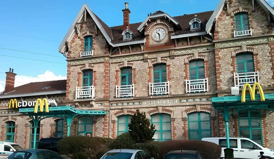 A sólo 1 hora de París, esta antigua estación esconde el McDonald’s más bonito de Francia… ¡y nadie se lo espera!