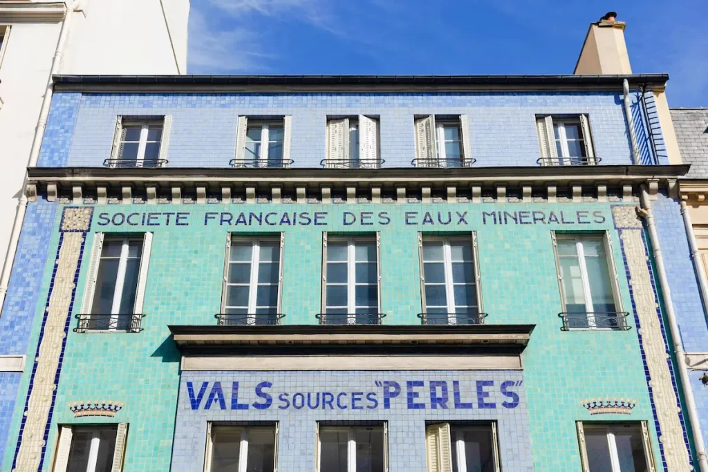 Inusual fachada Art Déco de París con cerámica azul