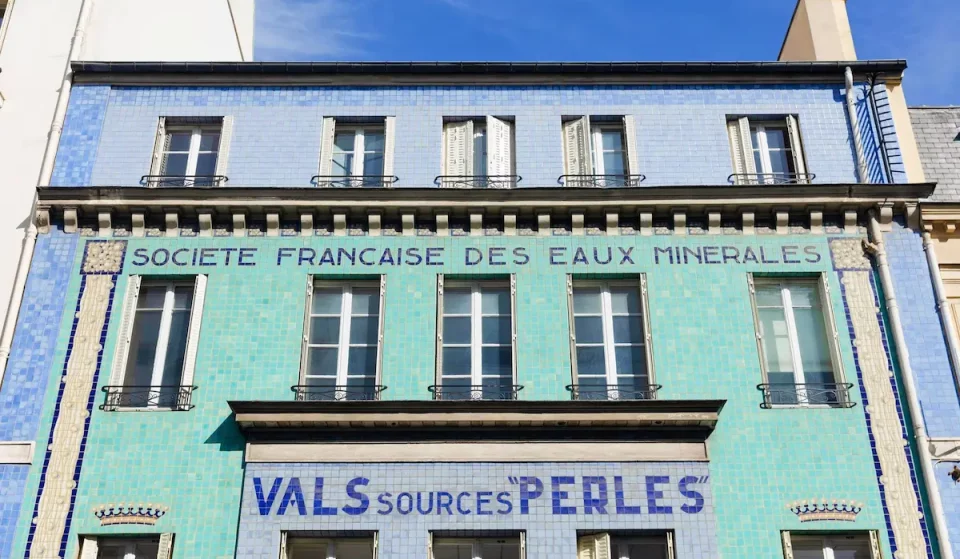 In het 9ᵉ arrondissement van Parijs intrigeert deze azuurblauwe gevel van keramiek alle voorbijgangers &#8211; En weinigen weten dat het een uniek Art Deco juweeltje is in de hoofdstad