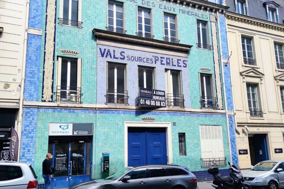 façade insolite Paris céramique bleu intrigue les passants