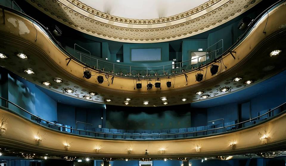 Escondido perto da Opéra Garnier, este sublime teatro Art Déco é o único em Paris decorado em azul &#8211; e a sua reabertura aproxima-se após 5 anos de espera&#8230;