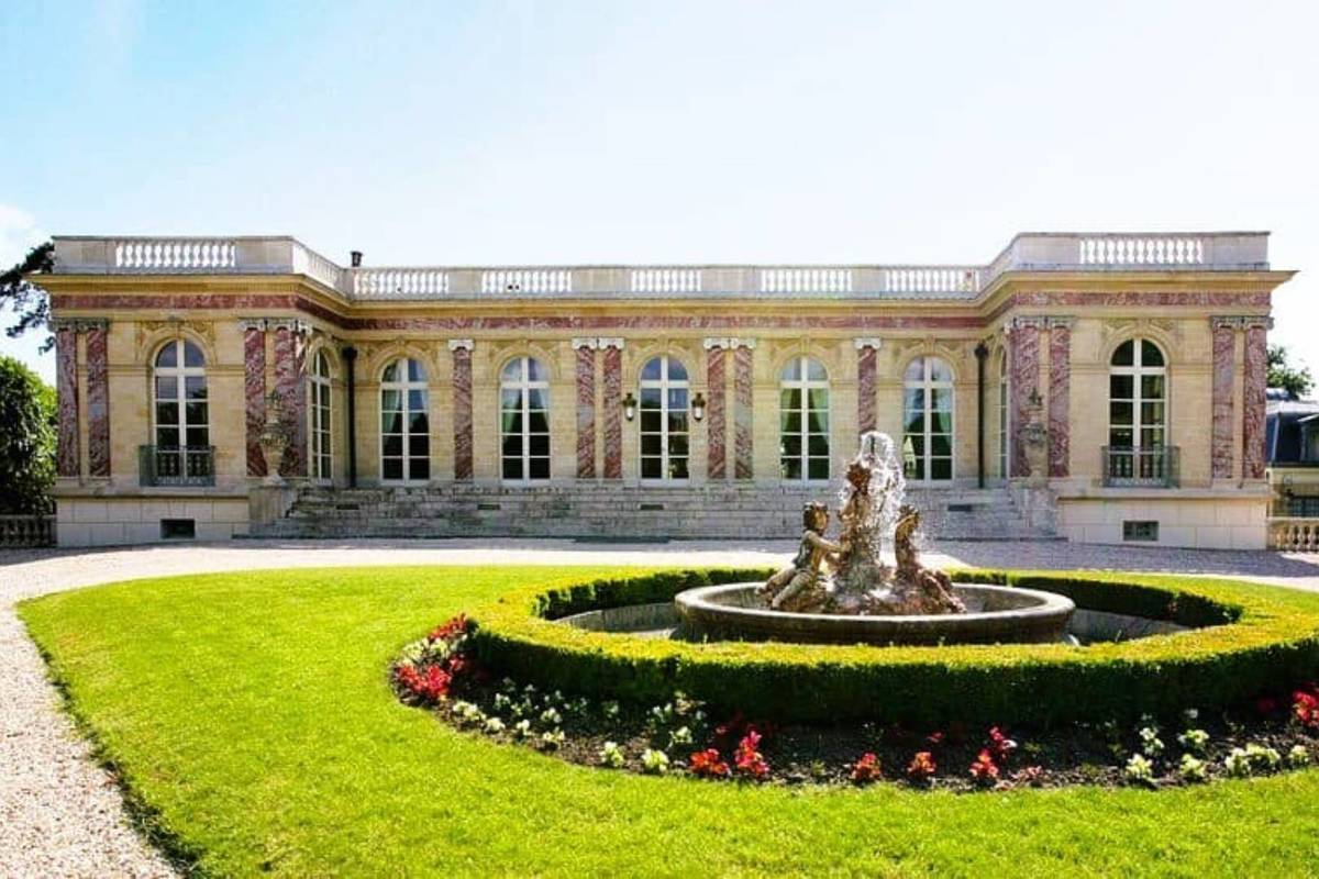 A 1 hora de París, se vende este suntuoso Palacio Rosa en Le Vésinet